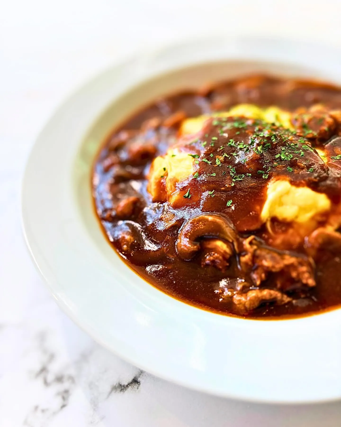 トロッと卵にほんのり酸味のあるハヤシが味わえる、どこか懐かし...